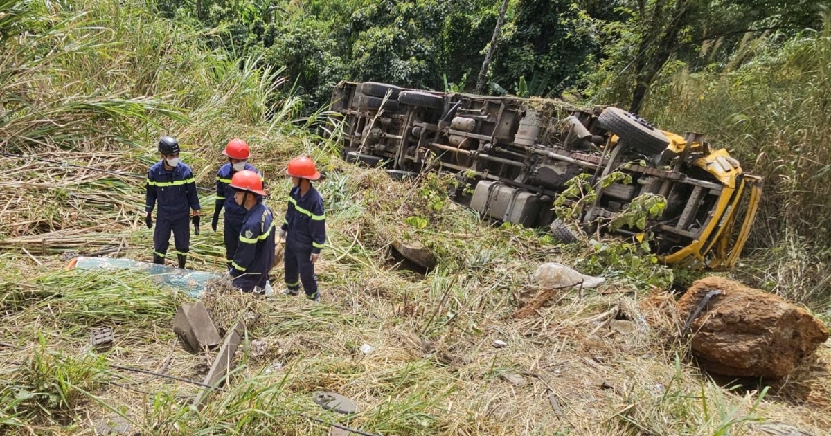 Ô tô tải lao xuống vực sâu 5m trên đèo Bảo Lộc ở Lâm Đồng