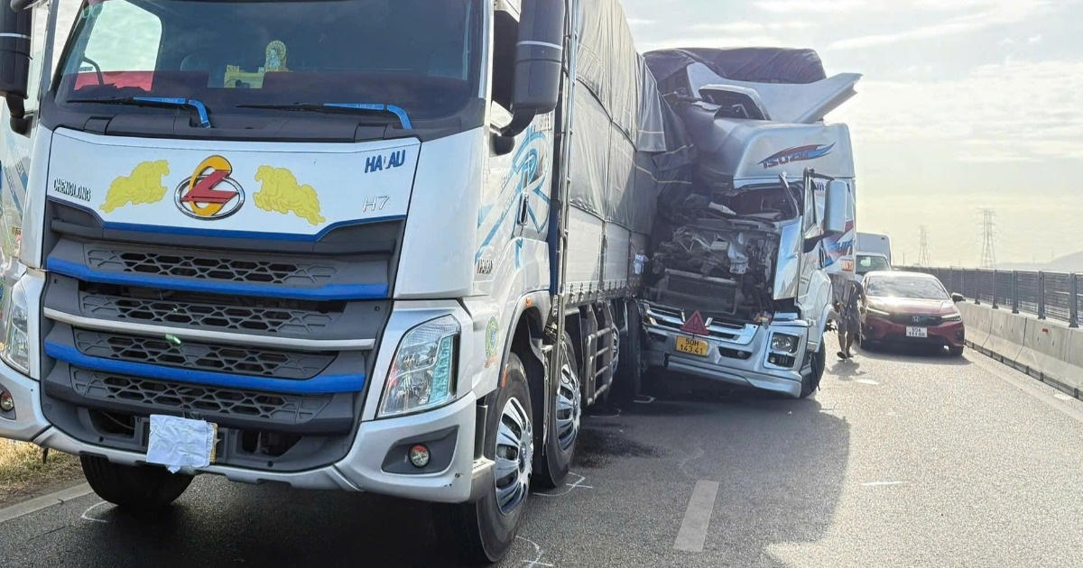 Cao tốc Vĩnh Hảo – Phan Thiết ách tắc sau vụ tai nạn giữa 2 xe tải