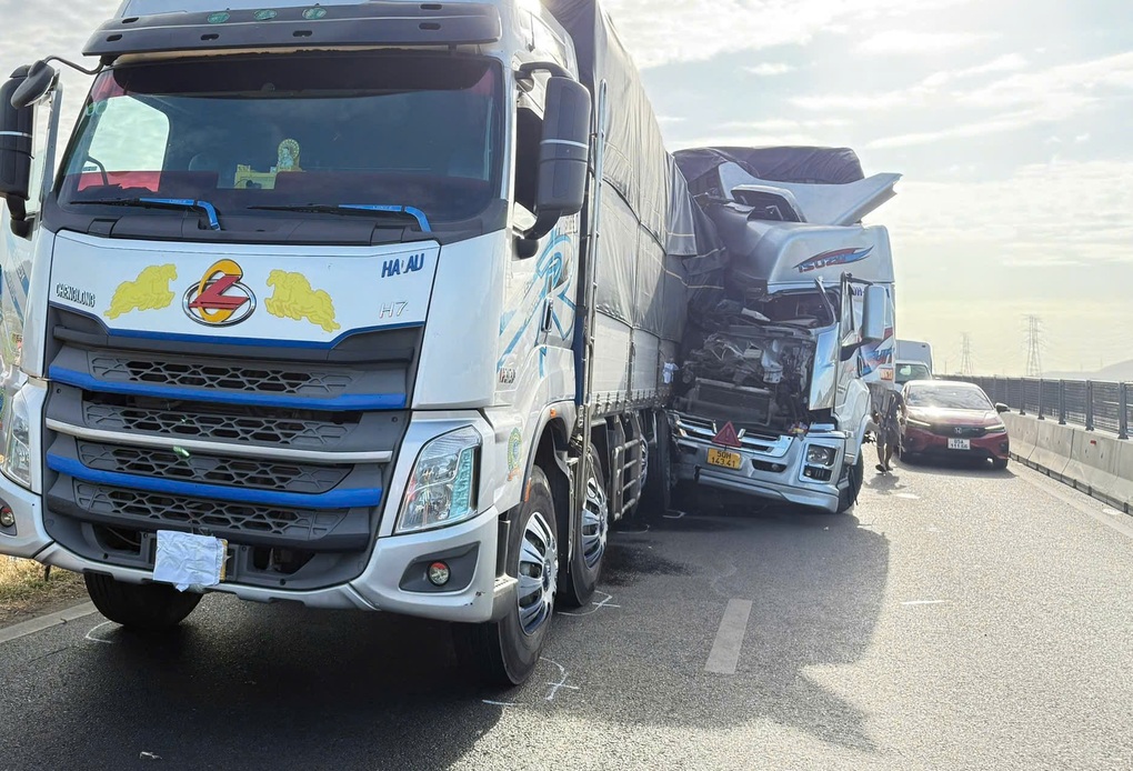 Cao tốc Vĩnh Hảo - Phan Thiết ách tắc sau vụ tai nạn giữa 2 xe tải - 1