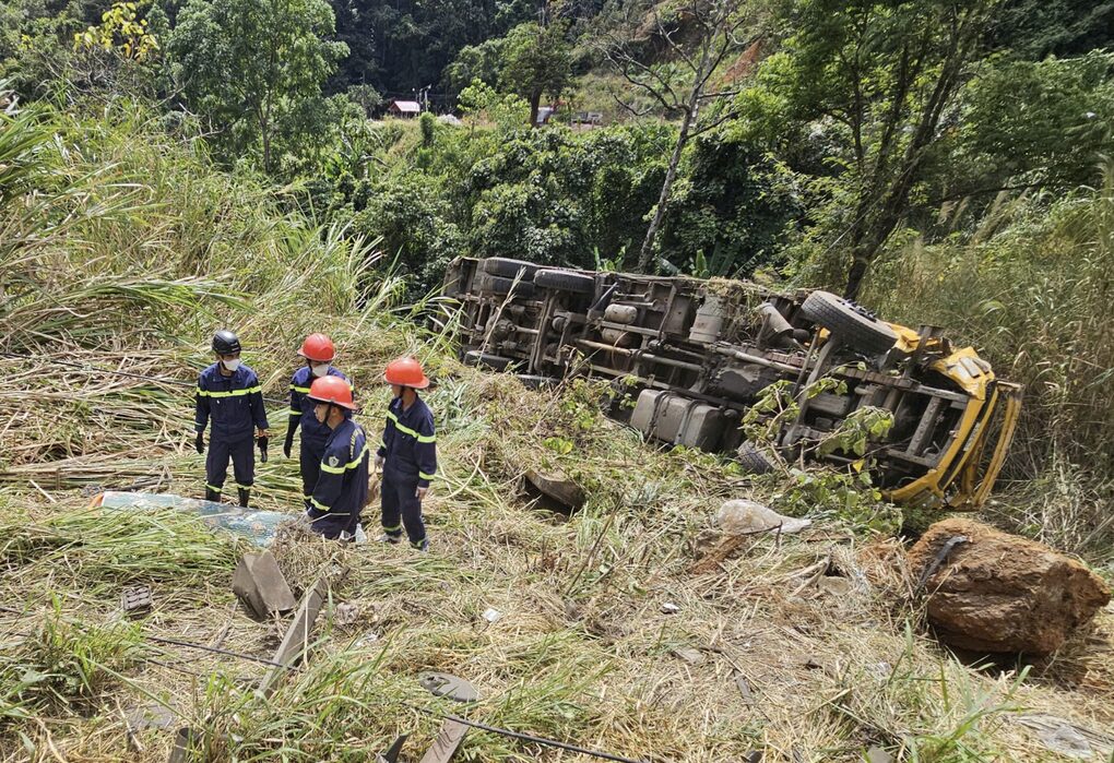 Ô tô tải lao xuống vực sâu 5m trên đèo Bảo Lộc ở Lâm Đồng - 1 Ô tô tải lao xuống vực sâu 5m trên đèo Bảo Lộc ở Lâm Đồng - 1