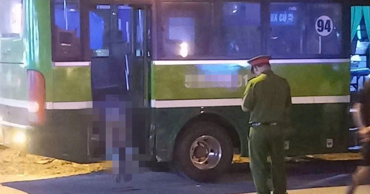 Thanh niên văng lên xe buýt tử vong sau va chạm ở TPHCM