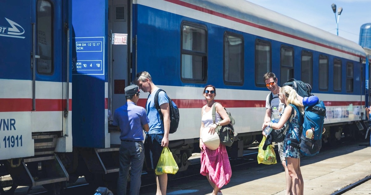 Hàng chục hành khách ở TPHCM trễ chuyến tàu Tết do kẹt xe