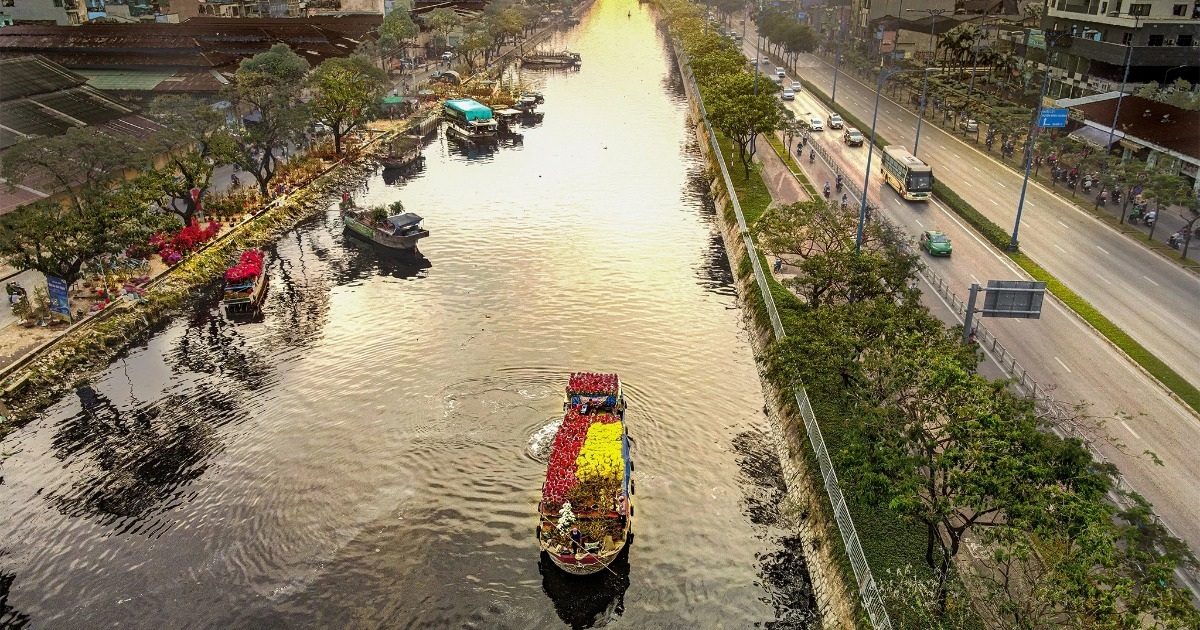 Tết Nam Bộ xưa được tái hiện tại chợ hoa trên bến dưới thuyền ở TPHCM