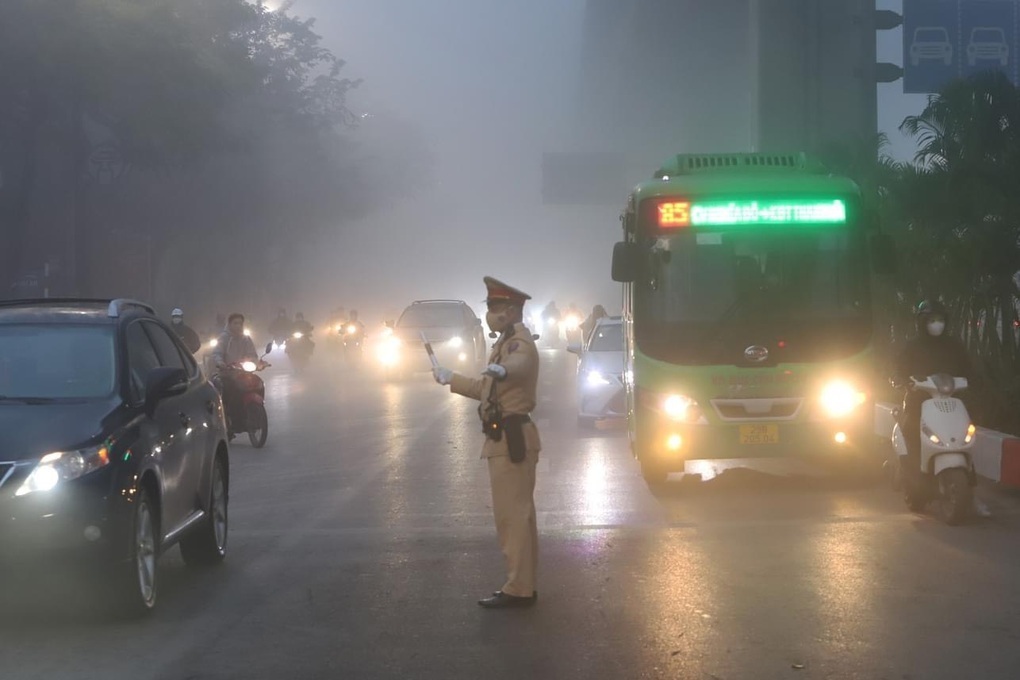Thời tiết xấu, sương mù dày đặc, tài xế di chuyển như thế nào cho an toàn? - 1