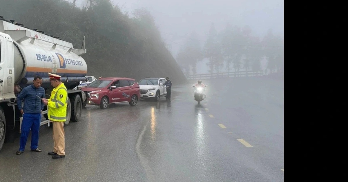 Thời tiết xấu, sương mù dày đặc, tài xế di chuyển như thế nào cho an toàn?