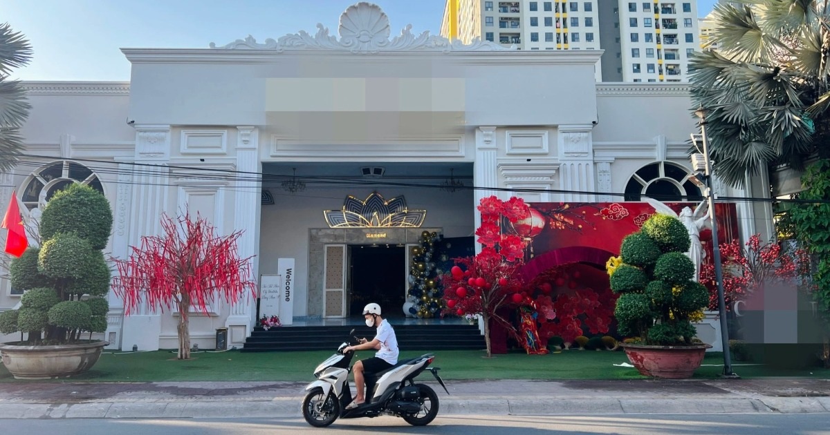 Nữ công nhân ở TPHCM đang ca hát tại tiệc tất niên bất ngờ ngã gục