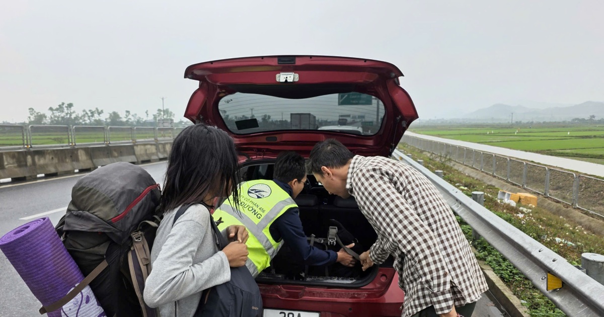 Hai người nước ngoài du lịch “bụi”, vẫy đi nhờ xe trên cao tốc