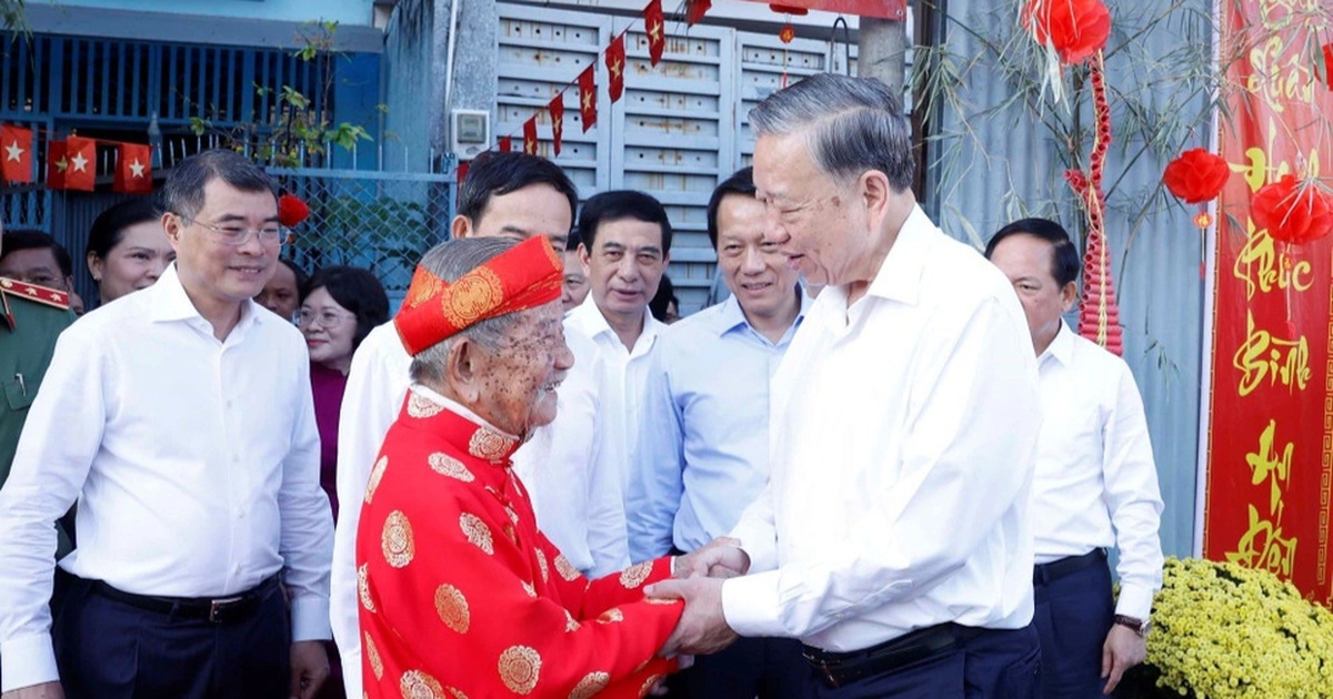 Tổng Bí thư Tô Lâm chúc Tết nhà nghiên cứu Nguyễn Đình Tư tại TPHCM