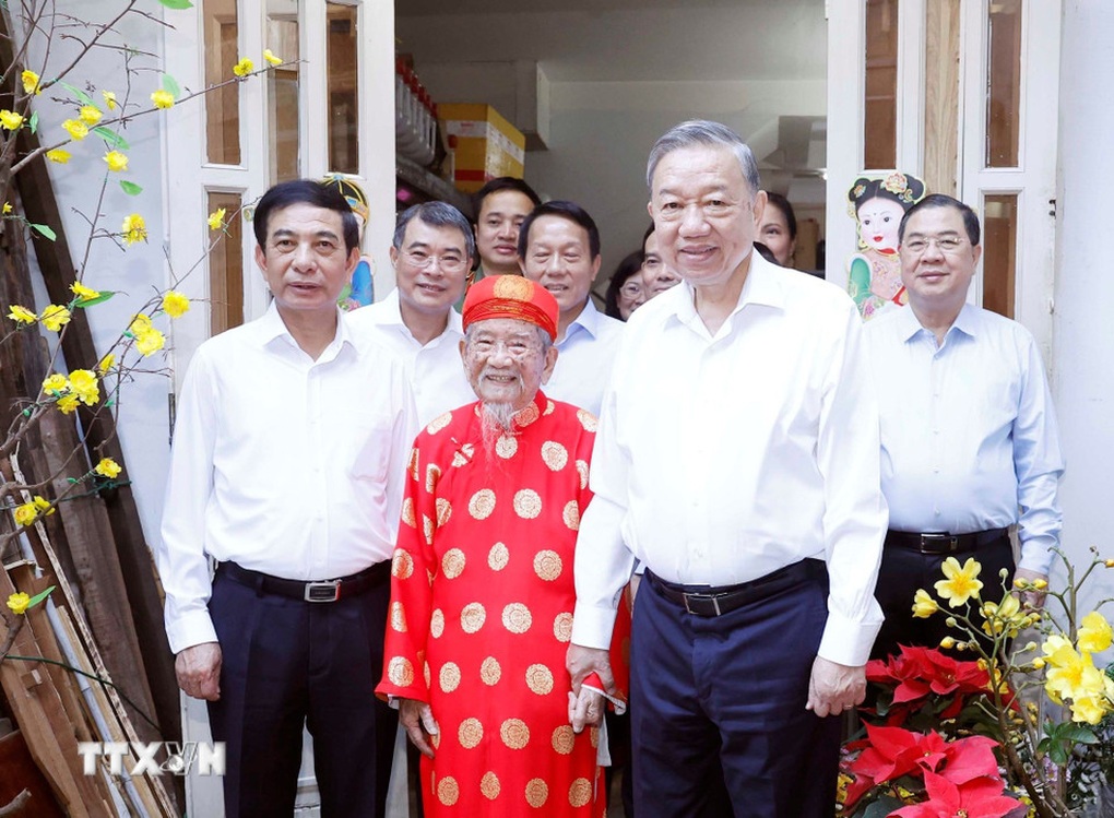 Tổng Bí thư Tô Lâm chúc Tết nhà nghiên cứu Nguyễn Đình Tư tại TPHCM - 1