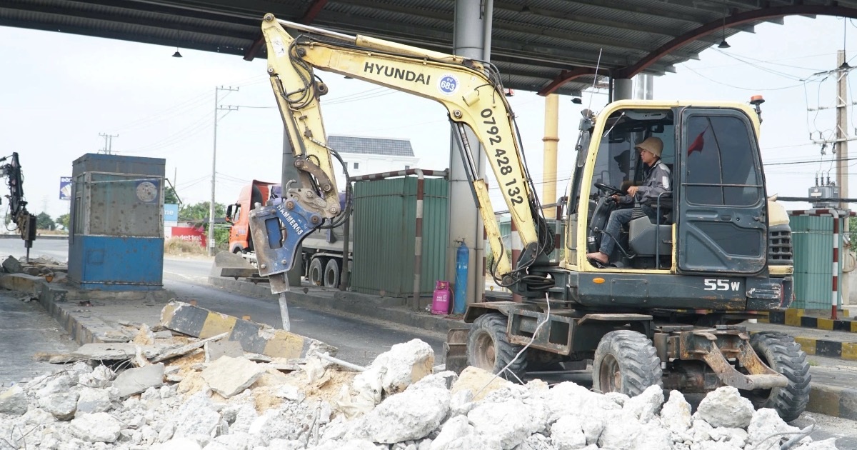 TPHCM tháo dỡ trạm thu phí án ngữ quốc lộ 51, chủ đầu tư vắng mặt