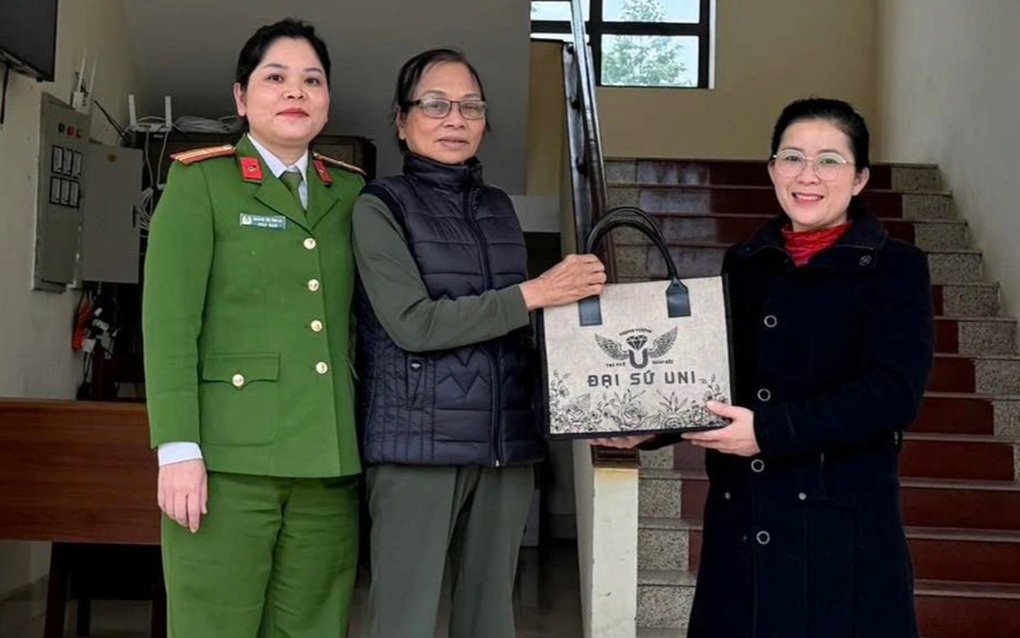 Người phụ nữ nhờ công an tìm chủ nhân chiếc túi xách chứa 300 triệu đồng - 1