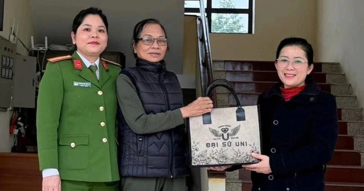 Người phụ nữ nhờ công an tìm chủ nhân chiếc túi xách chứa 300 triệu đồng