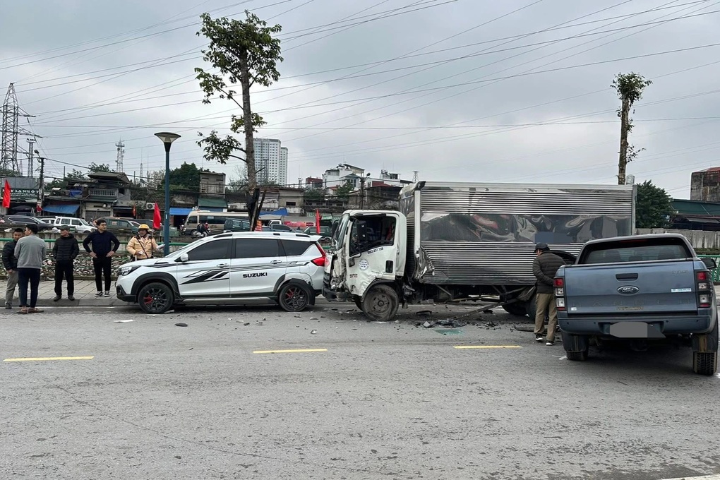 Ba ô tô tông liên hoàn ở Hà Nội, xe bán tải rụng bánh - 1