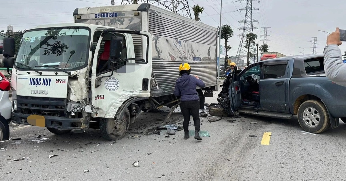 Ba ô tô tông liên hoàn ở Hà Nội, xe bán tải rụng bánh