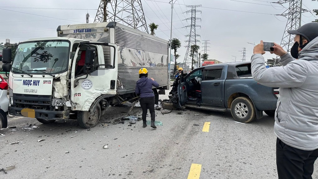 Ba ô tô tông liên hoàn ở Hà Nội, xe bán tải rụng bánh - 2