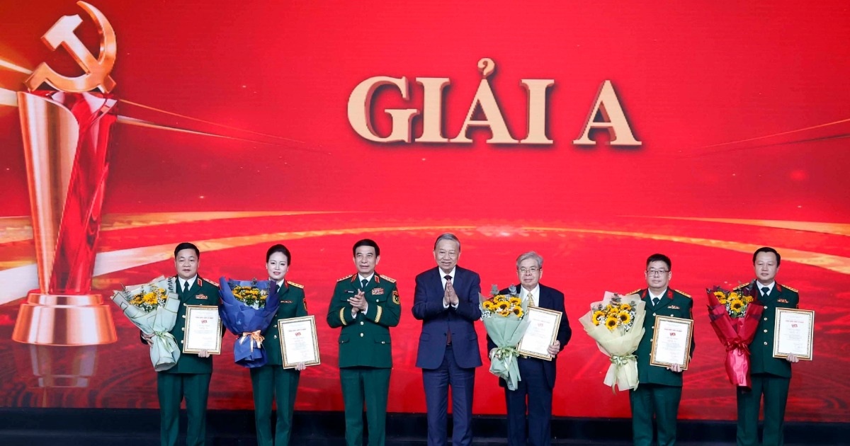 Tổng Bí thư Tô Lâm trao giải cuộc thi “Vững bước dưới cờ Đảng”