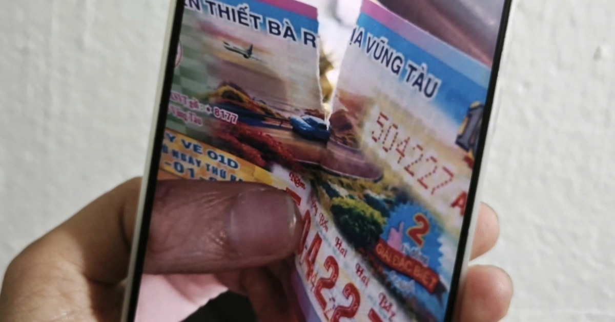 Vé số trúng giải nhất bị rách, người phụ nữ ở TPHCM vẫn được nhận thưởng