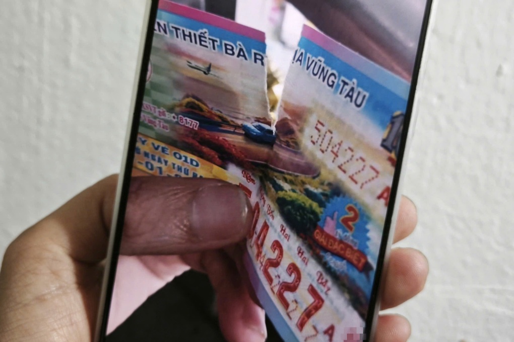 Vé số trúng giải nhất bị rách, người phụ nữ ở TPHCM vẫn được nhận thưởng - 1 Vé số trúng giải nhất bị rách, người phụ nữ ở TPHCM vẫn được nhận thưởng - 1