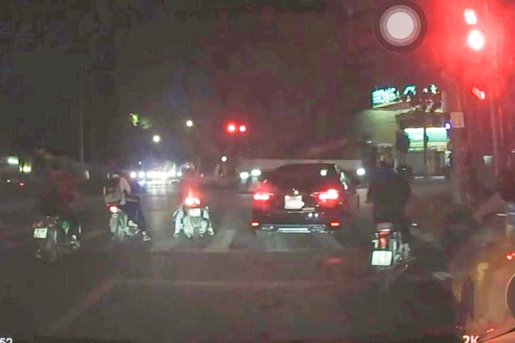 Tài xế ô tô ở Hà Nội bị phạt 19 triệu đồng vì vượt đèn đỏ - 1