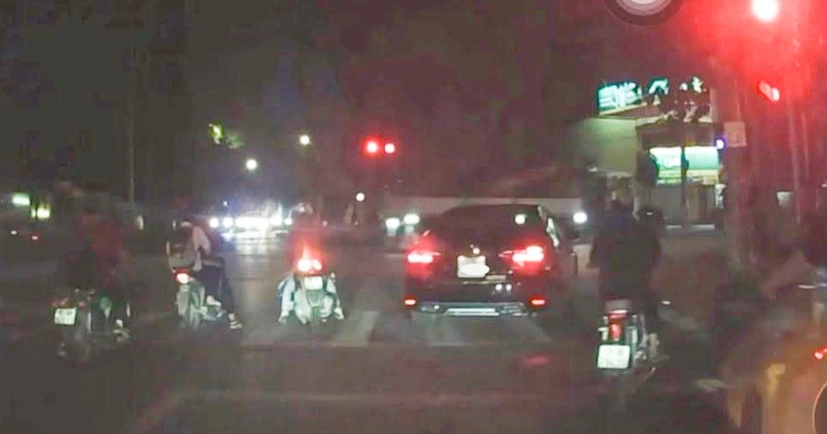 Tài xế ô tô ở Hà Nội bị phạt 19 triệu đồng vì vượt đèn đỏ