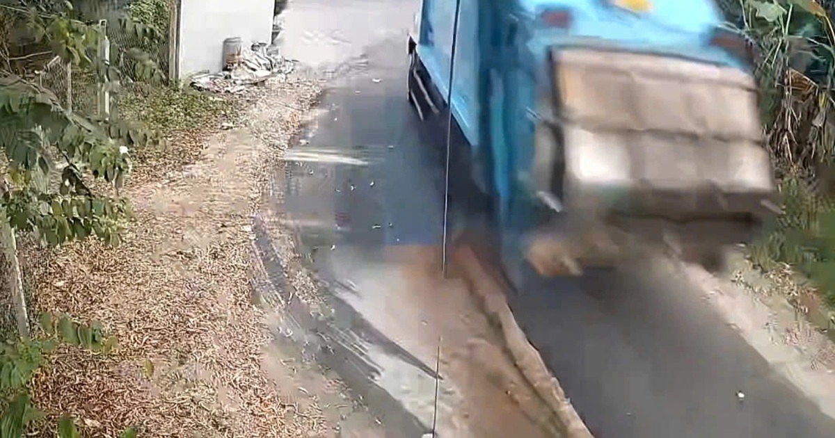 Xe rác vừa chạy vừa xả nước thải bốc mùi cả con đường ở TPHCM