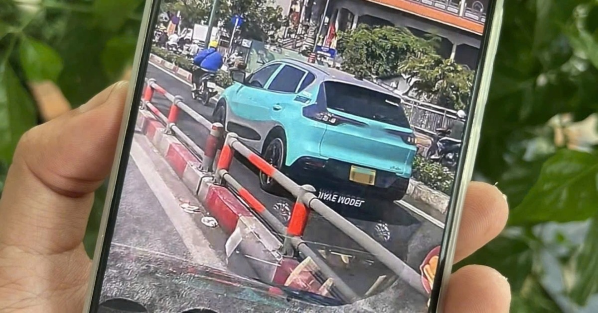 Taxi công nghệ chiếm làn xe máy trên cầu ở TPHCM