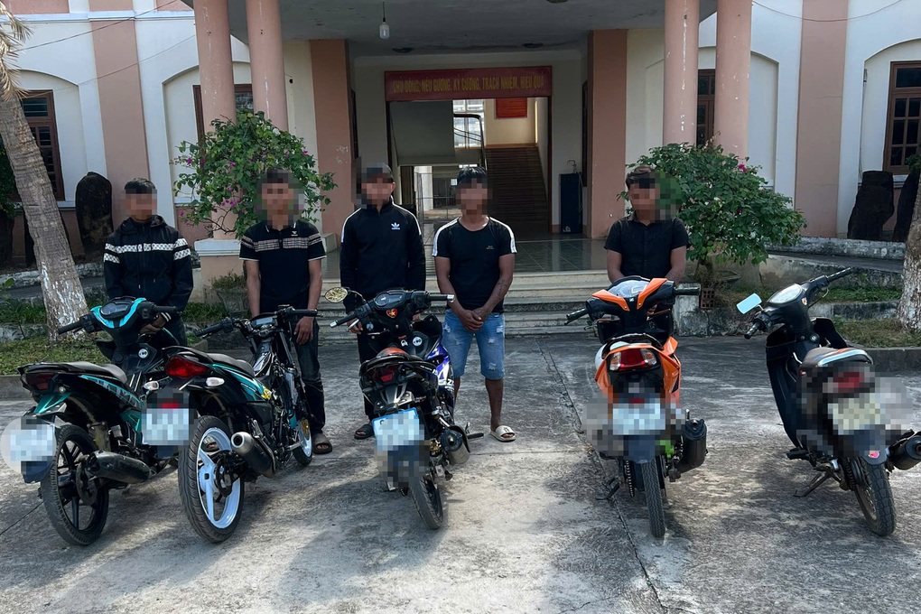 Xử phạt nhóm thanh niên vào đám cưới để trốn cảnh sát giao thông - 1