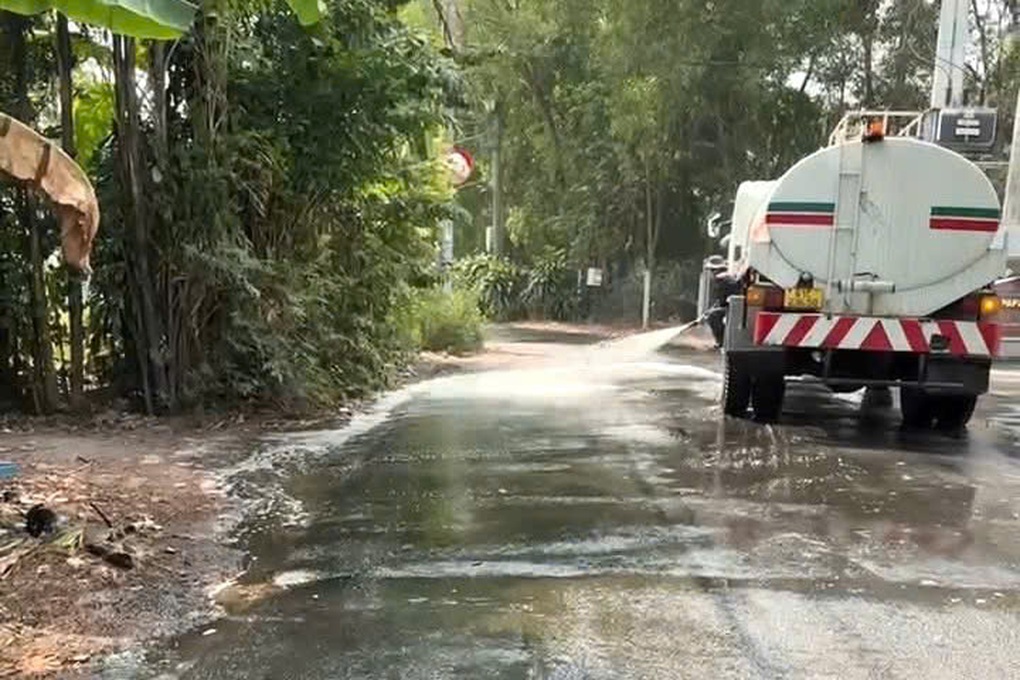 Xe rác vừa chạy vừa xả nước thải bốc mùi cả con đường ở TPHCM - 2