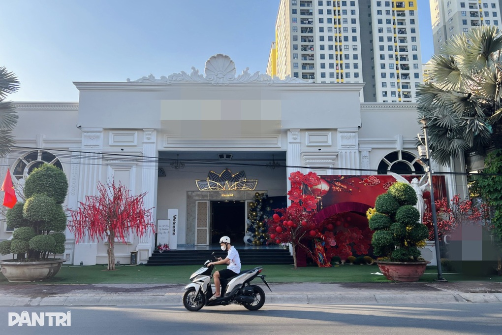 Nữ công nhân ở TPHCM đang ca hát tại tiệc tất niên bất ngờ ngã gục - 1