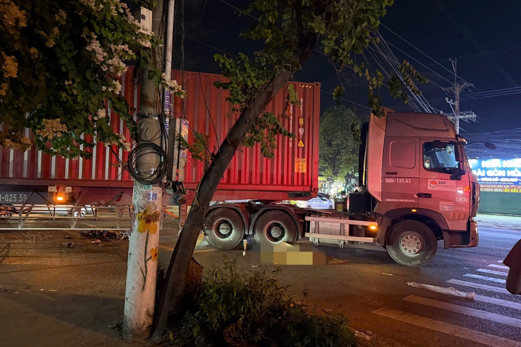 Nữ công nhân vừa tan ca bị xe đầu kéo cán tử vong ở TPHCM - 1