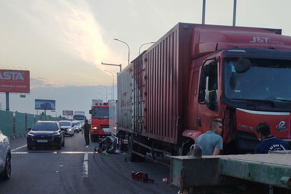 Tai nạn liên hoàn trên cao tốc TPHCM - Long Thành, tài xế xe tải tử vong - 2