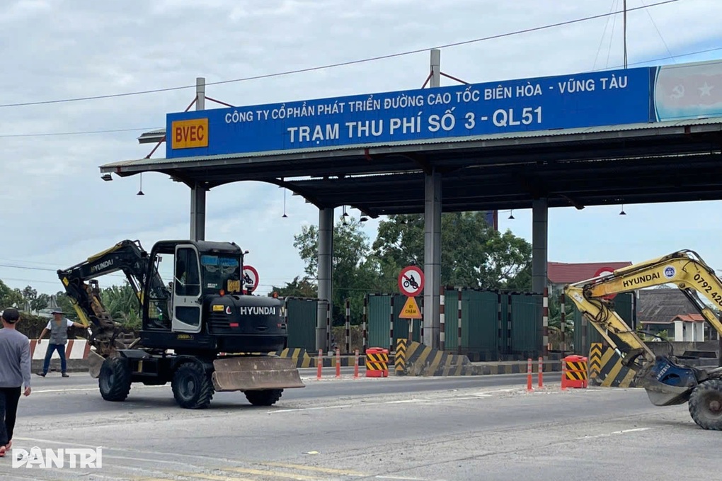 TPHCM tháo dỡ trạm thu phí bỏ hoang trên quốc lộ 51 - 1