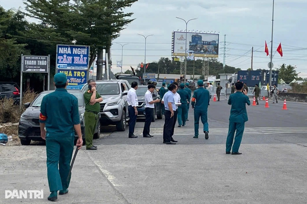 TPHCM tháo dỡ trạm thu phí bỏ hoang trên quốc lộ 51 - 2