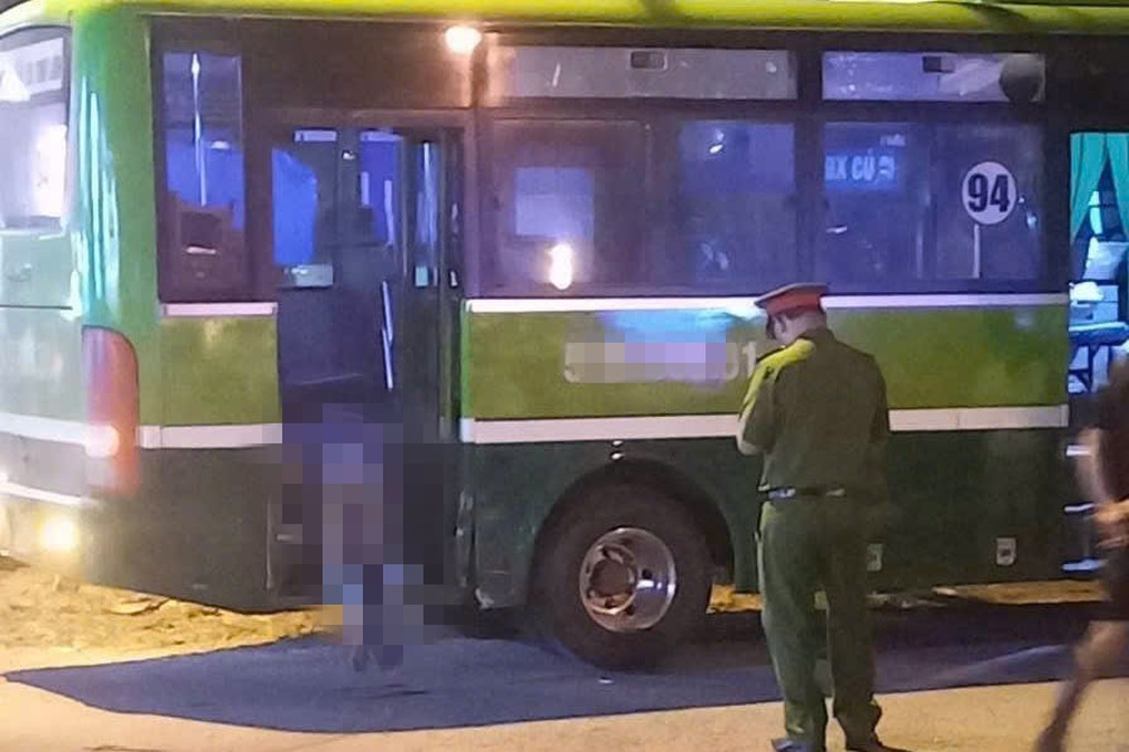 Thanh niên văng lên xe buýt tử vong sau va chạm ở TPHCM - 1