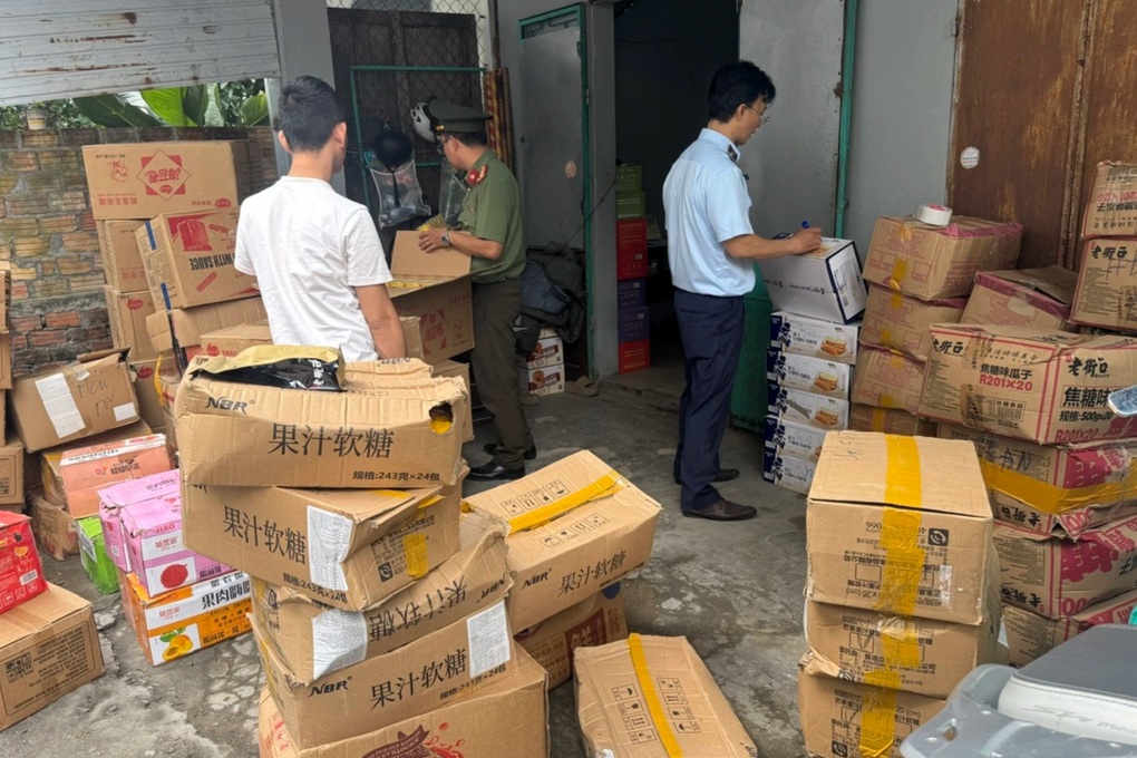 Bị phạt vì chứa hơn 2.400 sản phẩm thực phẩm hết hạn, nhập lậu - 1