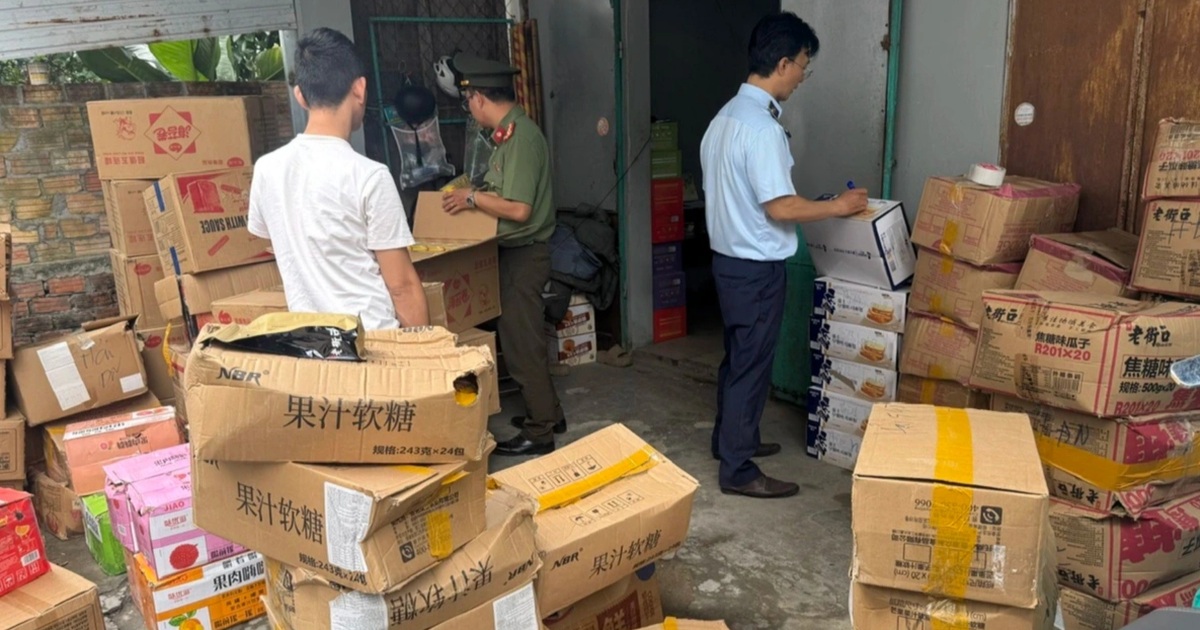 Bị phạt vì chứa hơn 2.400 sản phẩm thực phẩm hết hạn, nhập lậu