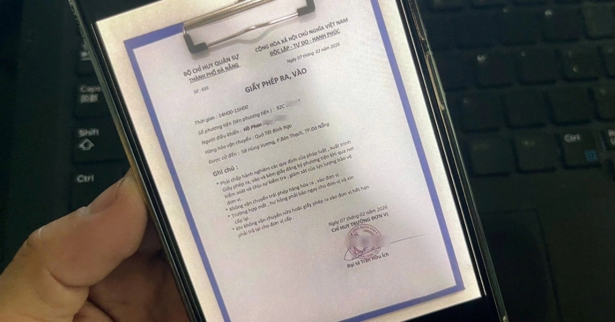 Làm giả giấy ra vào cơ quan quân sự để chở quà Tết