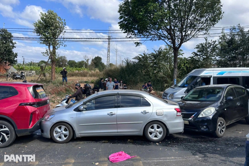 Tai nạn liên hoàn, 7 ô tô dính nhau thành hàng dài, hư hỏng - 2