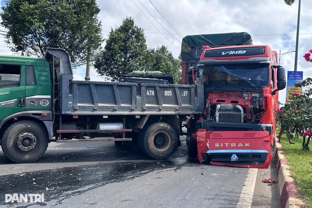 Tai nạn liên hoàn, 7 ô tô dính nhau thành hàng dài, hư hỏng - 3