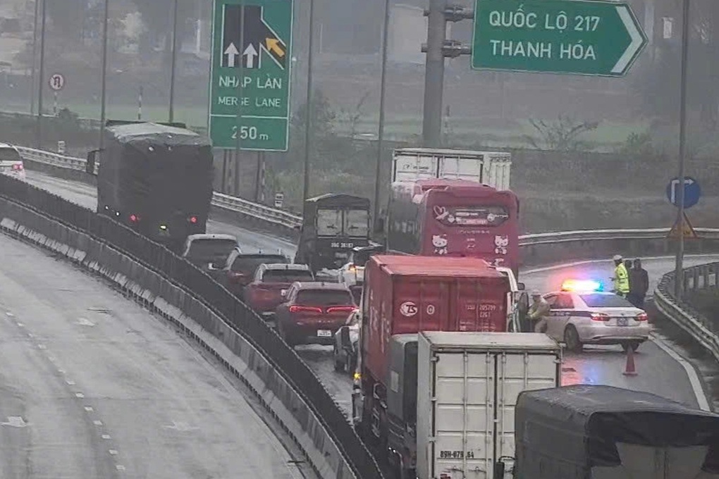 Liên tiếp tai nạn, cao tốc Bắc - Nam qua Thanh Hóa ùn tắc nhiều giờ - 2