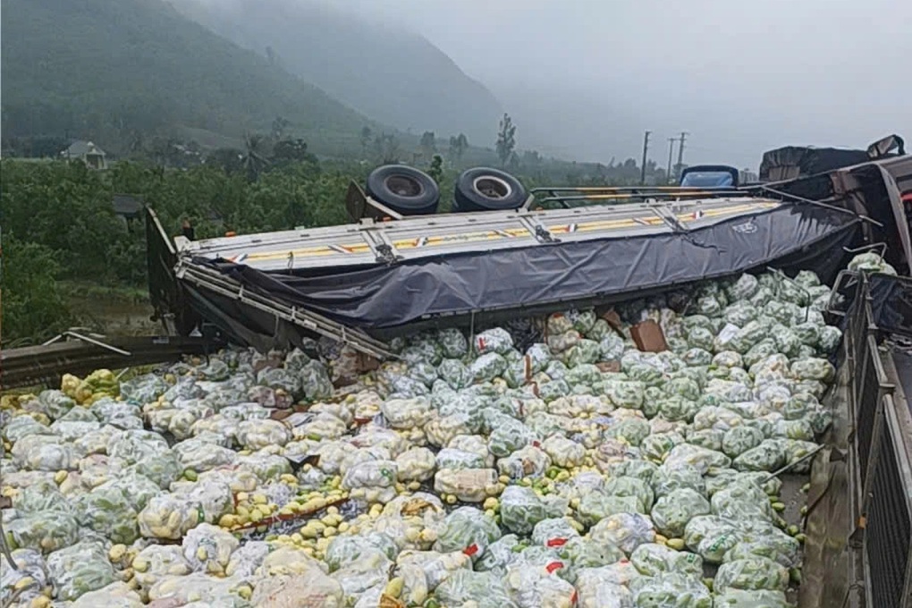 Liên tiếp tai nạn, cao tốc Bắc - Nam qua Thanh Hóa ùn tắc nhiều giờ - 1