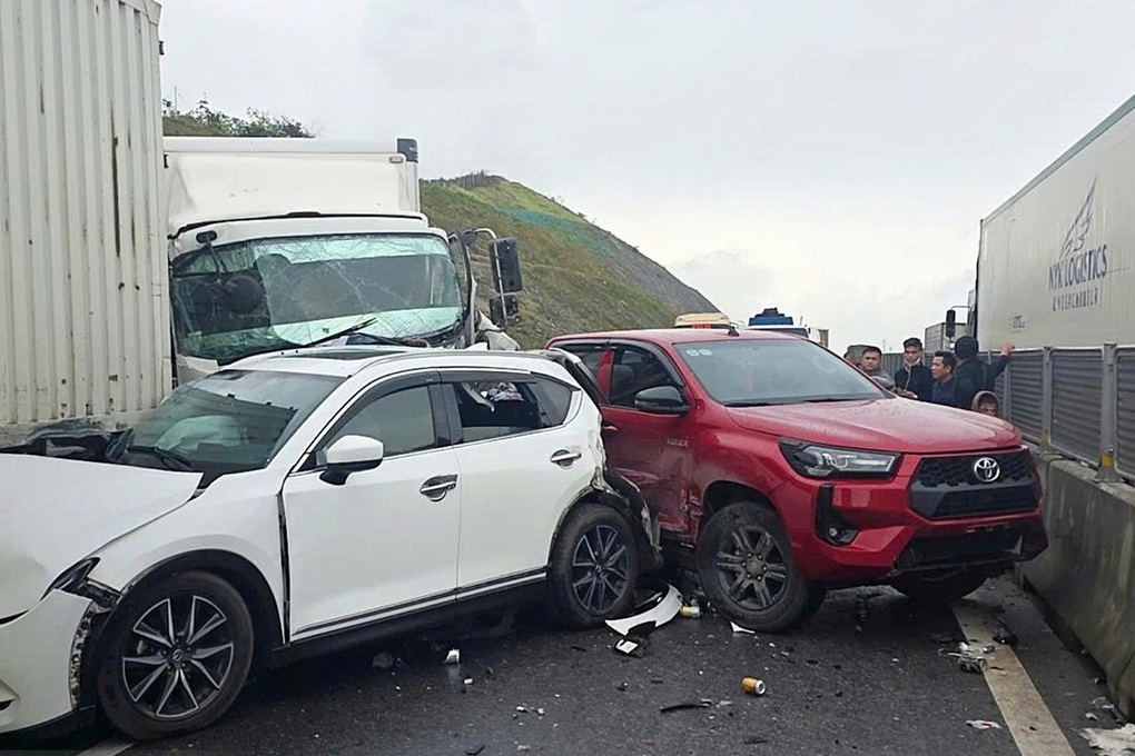 Hai vụ tai nạn trên cao tốc Hàm Nghi - Vũng Áng, 4 ô tô va chạm liên hoàn - 1