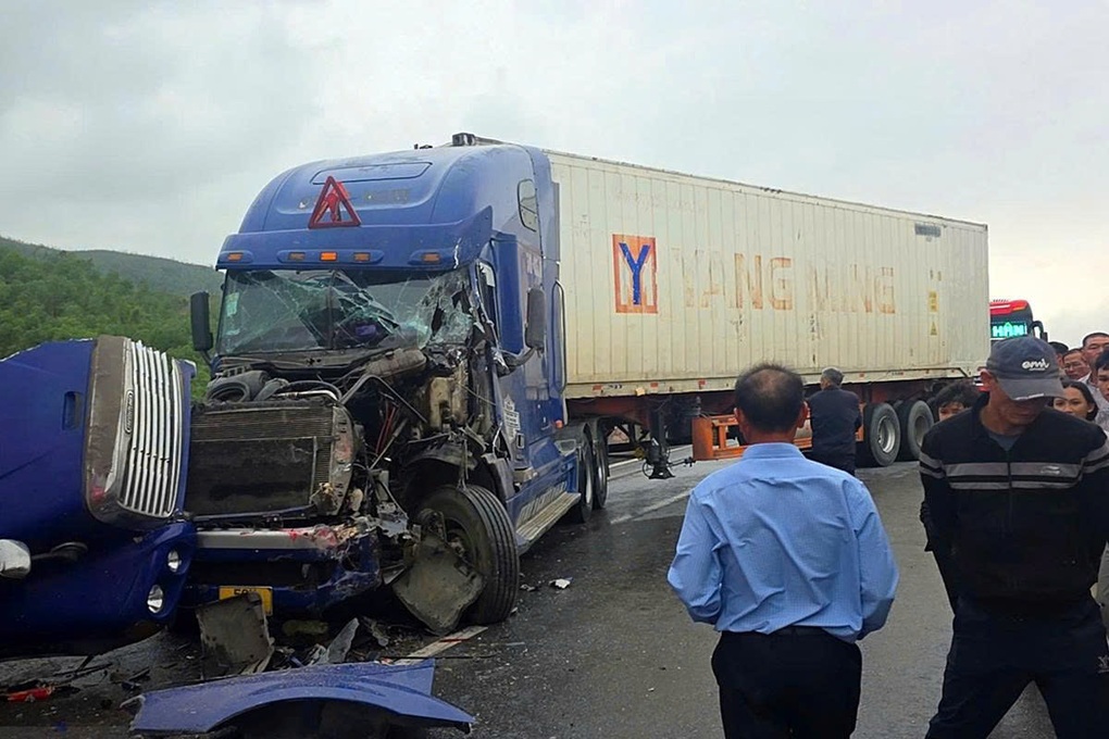 Hai vụ tai nạn trên cao tốc Hàm Nghi - Vũng Áng, 4 ô tô va chạm liên hoàn - 2