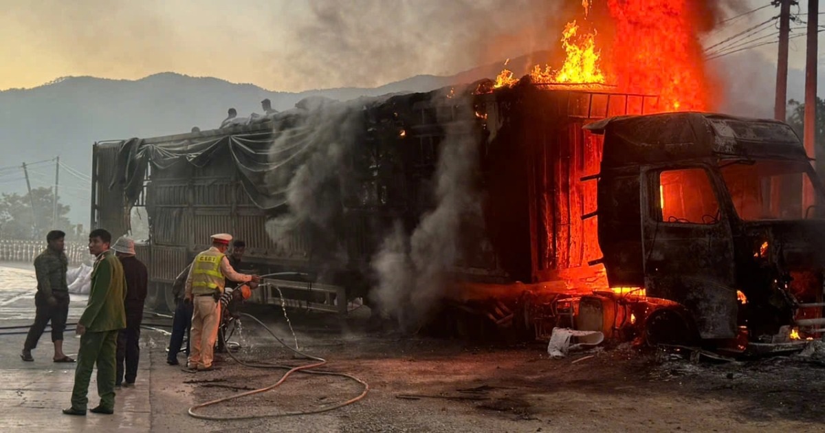 Xe đầu kéo chở bột mì cháy dữ dội khi qua đèo Lò Xo