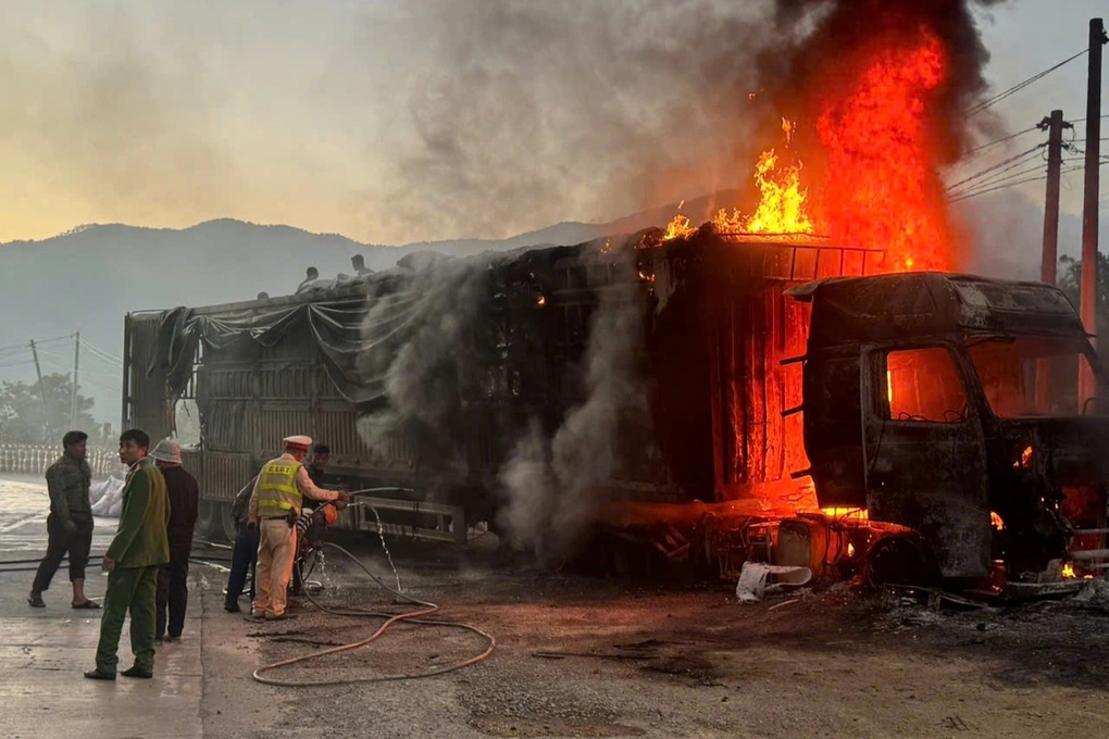 Xe đầu kéo chở bột mì cháy dữ dội khi qua đèo Lò Xo - 1